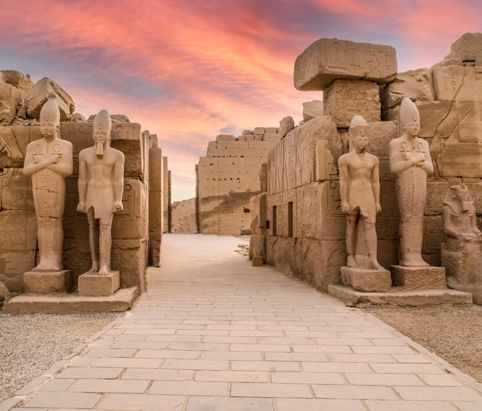 La grandeur immuable des temples et pyramides